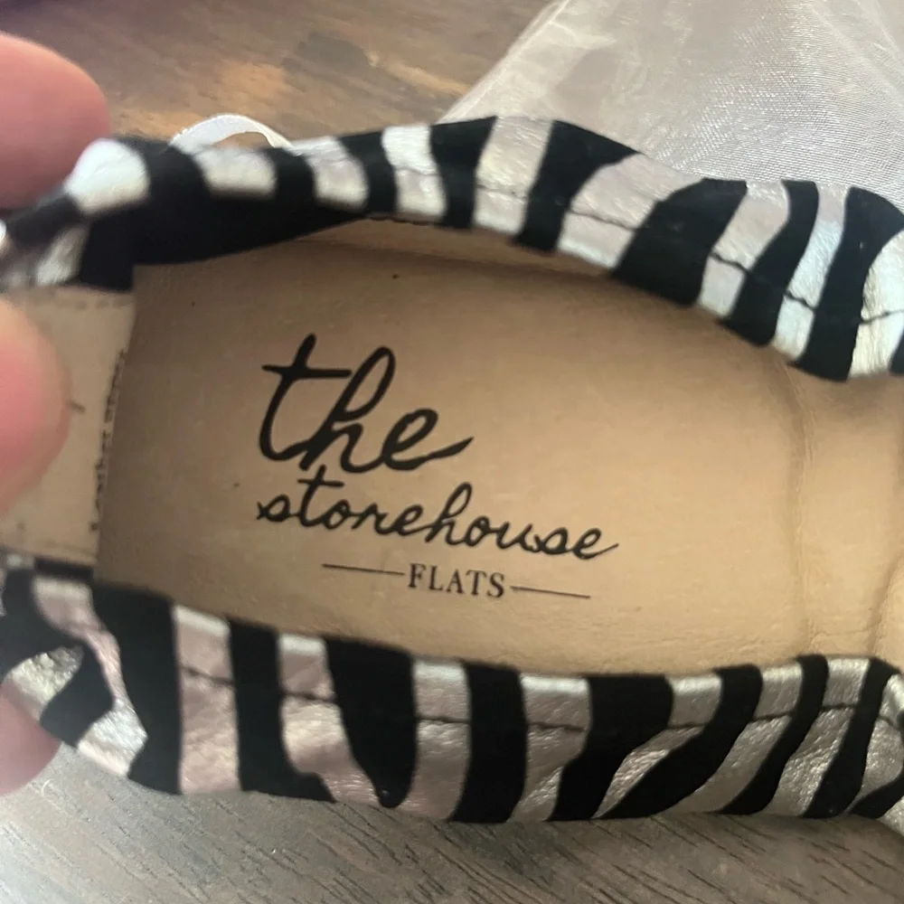 THE STOREHOUSE FLATS Stylish Zebra Print Flats SZ 7 new